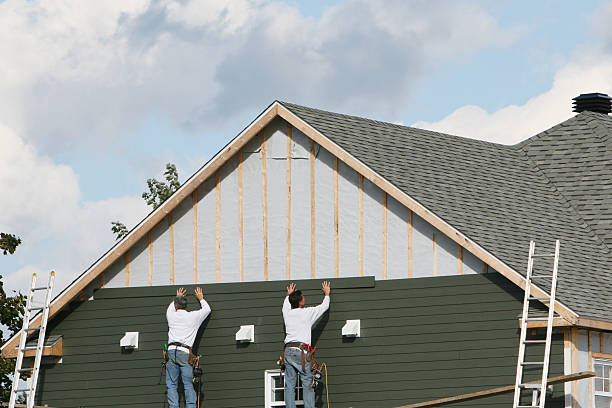Professional Vinyl Siding technician working in Aberdeen, IN